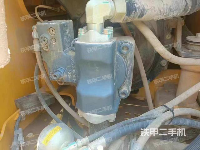 液压泵舱室正面整体（整机外观）