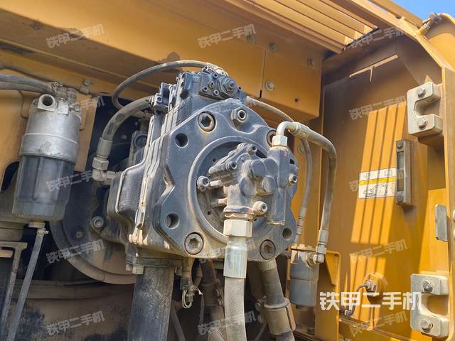 液压泵舱室正面整体（整机外观）