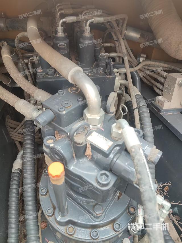 回转马达和主控阀（整机外观）