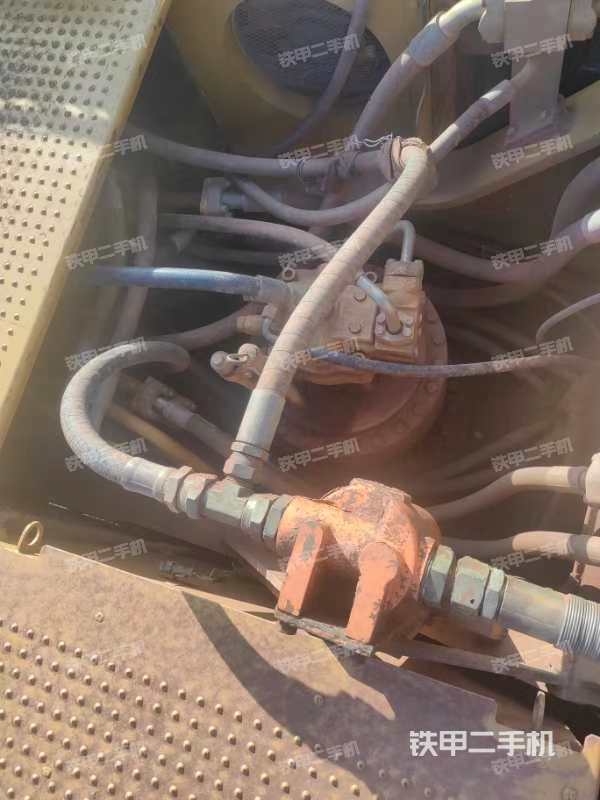 回转马达和主控阀（整机外观）