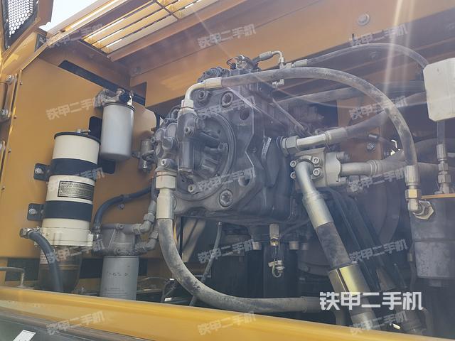 液压泵舱室正面整体（整机外观）