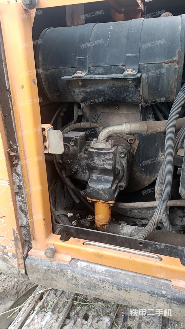 液压泵舱室正面整体（整机外观）