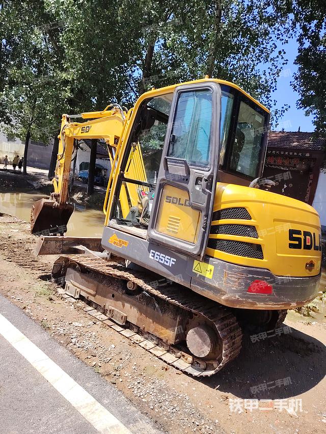 驾驶室顶部（整机外观）