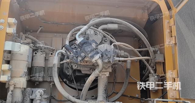 液压泵舱室正面整体（整机外观）