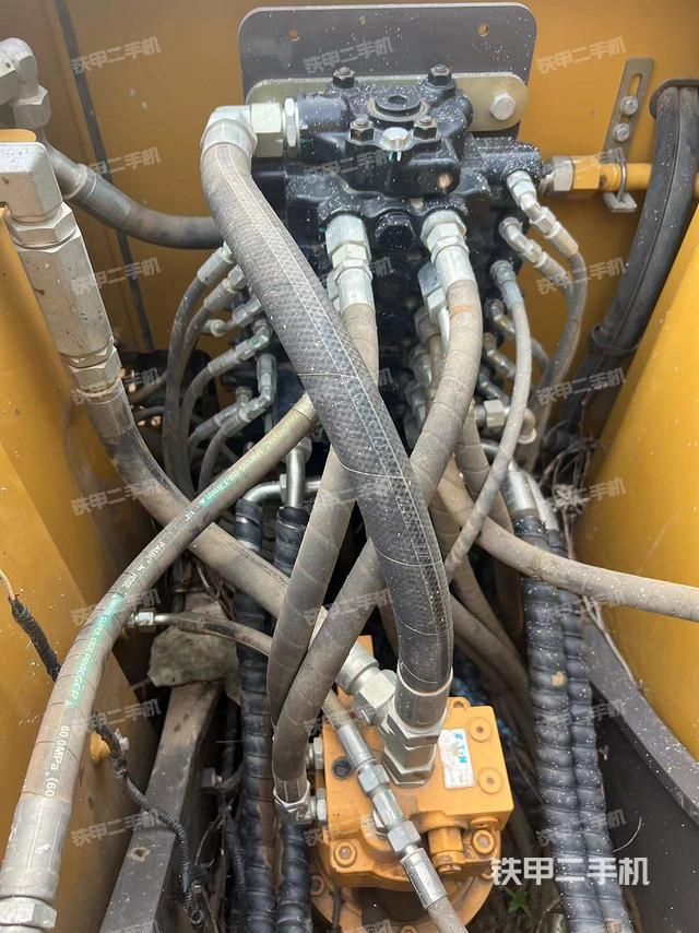 回转马达和主控阀（整机外观）