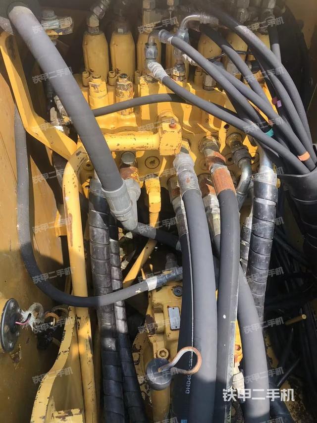 回转马达和主控阀（整机外观）