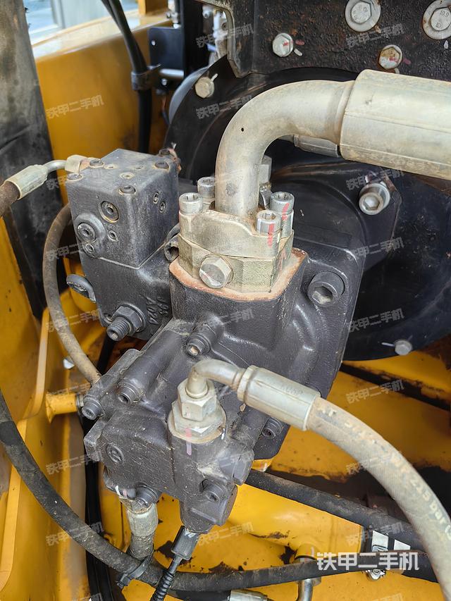 液压泵舱室正面整体（整机外观）