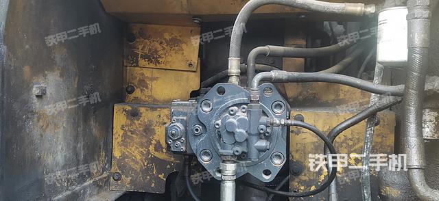 液压泵舱室正面整体（整机外观）