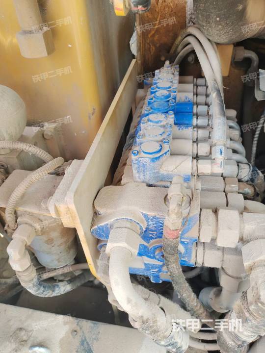 回转马达和主控阀（整机外观）