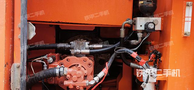 液压泵舱室正面整体（整机外观）