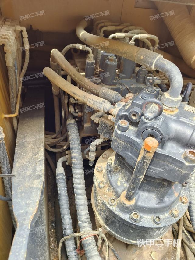 回转马达和主控阀（整机外观）