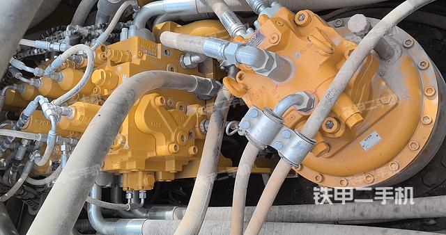 回转马达和主控阀（整机外观）