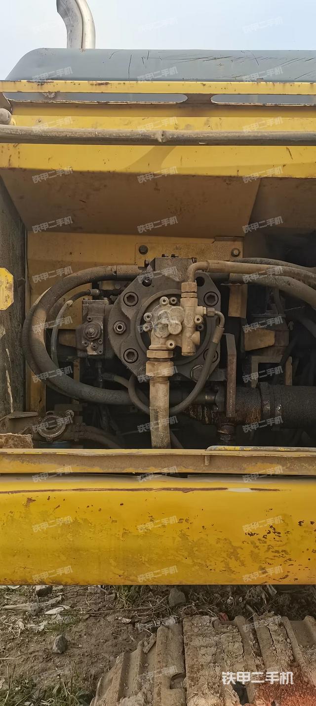 液压泵舱室正面整体（整机外观）