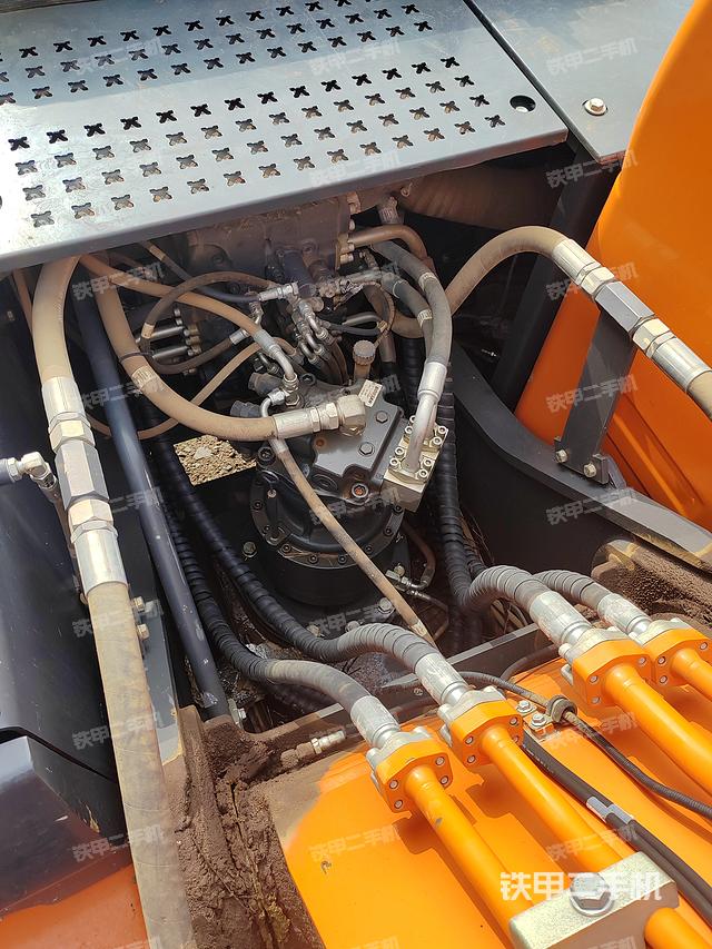 回转马达和主控阀（整机外观）