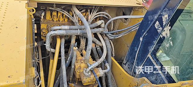 回轉(zhuǎn)馬達(dá)和主控閥（整機(jī)外觀）