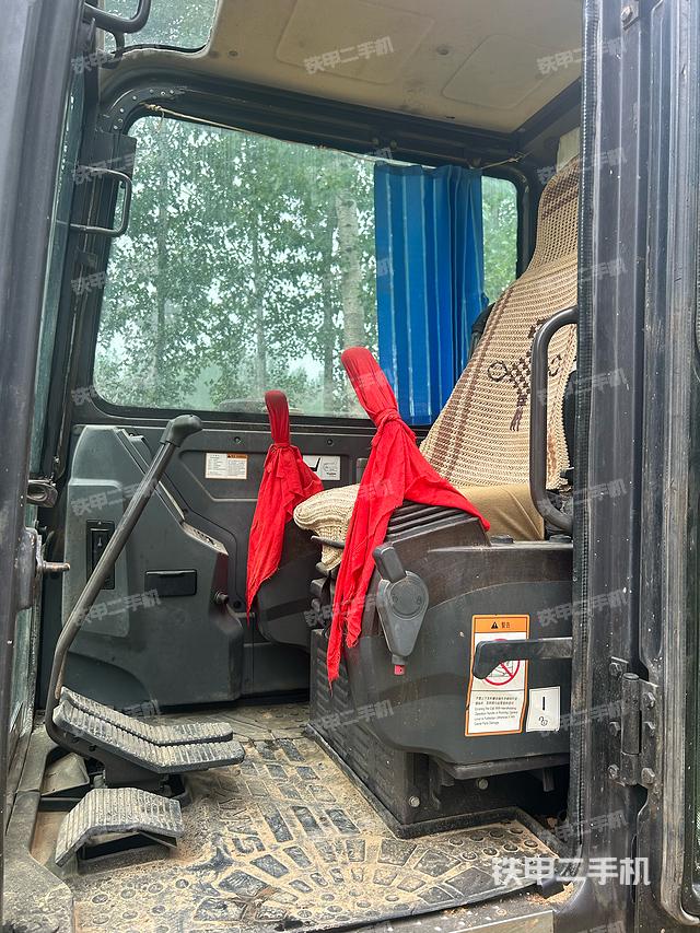 液压泵舱室正面整体（整机外观）