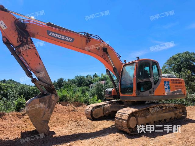 斗山DX220LC-9C挖掘机