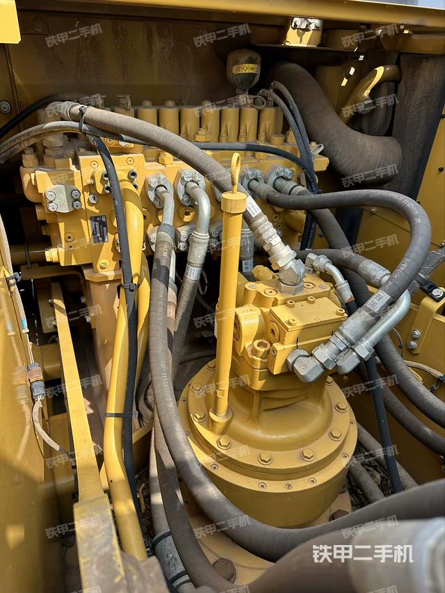 回转马达和主控阀（整机外观）