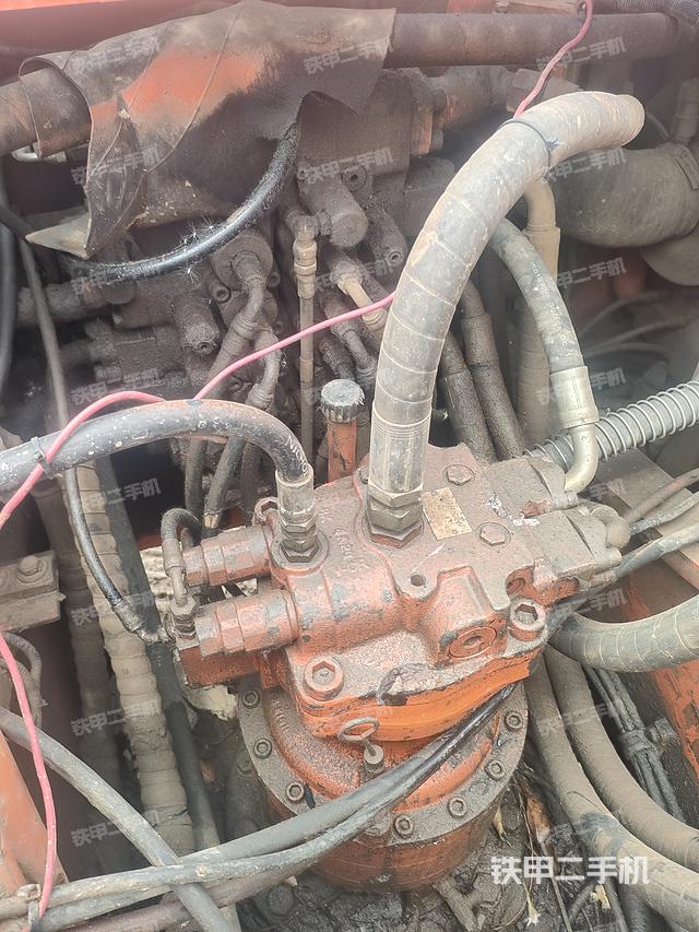 回转马达和主控阀（整机外观）