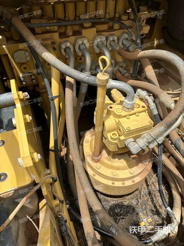 回转马达和主控阀（整机外观）