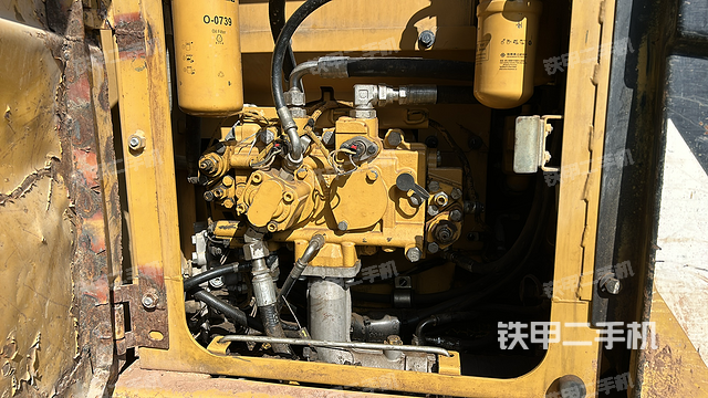 液压泵舱室正面整体（整机外观）