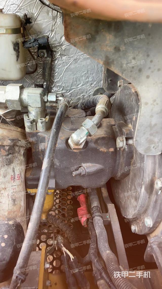 液压泵舱室正面整体（整机外观）