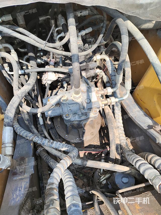 回转马达和主控阀（整机外观）