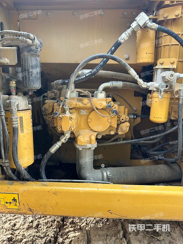 液压泵舱室正面整体（整机外观）