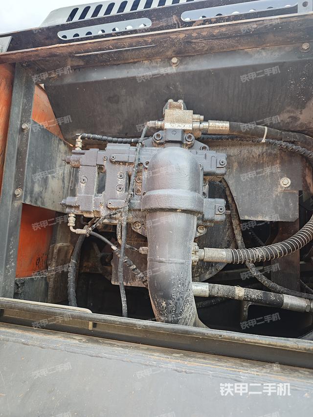 液压泵舱室正面整体（整机外观）