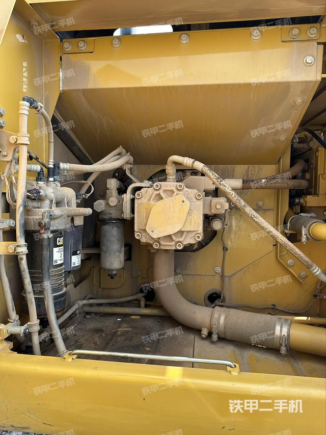 液压泵舱室正面整体（整机外观）