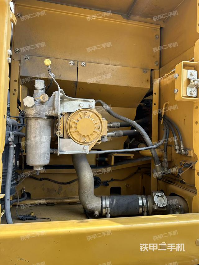 液压泵舱室正面整体（整机外观）