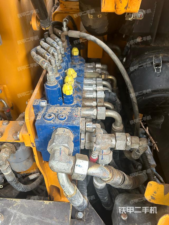 驾驶室顶部（整机外观）