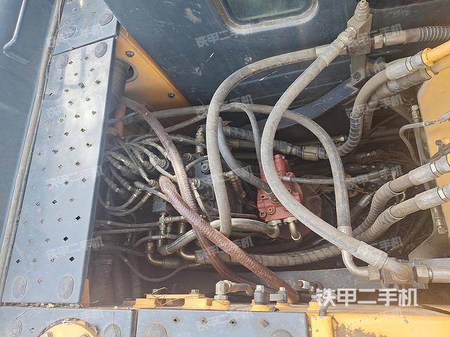 回转马达和主控阀（整机外观）