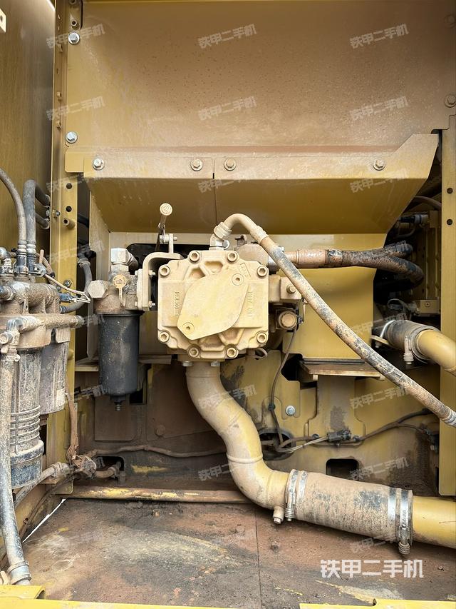 液压泵舱室正面整体（整机外观）