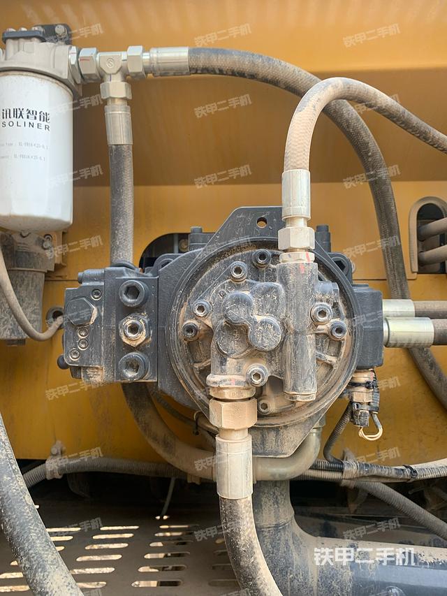 液压泵舱室正面整体（整机外观）