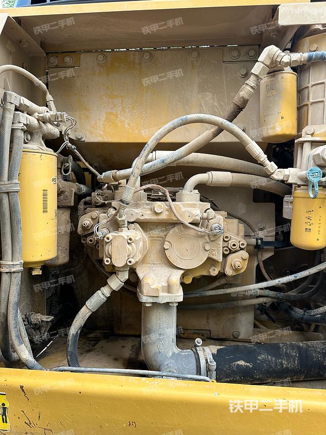 液压泵舱室正面整体（整机外观）