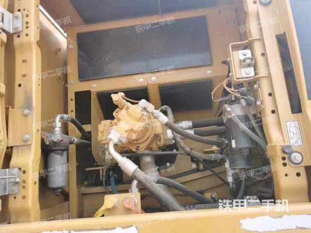 液压泵舱室正面整体（整机外观）