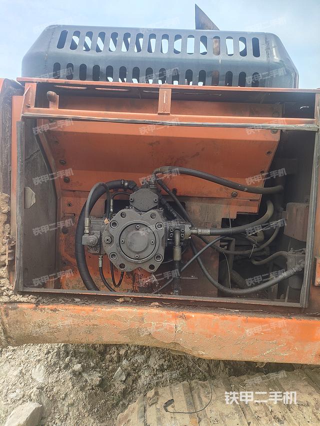 液压泵舱室正面整体（整机外观）