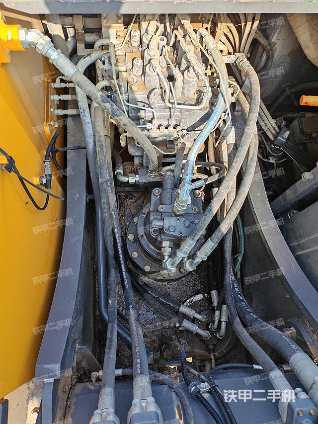 回转马达和主控阀（整机外观）