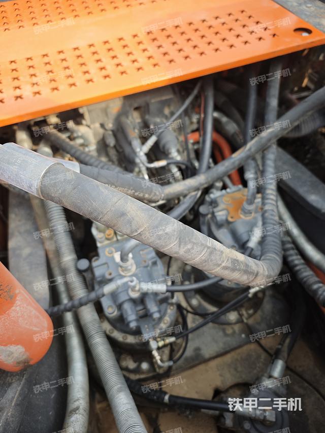 回转马达和主控阀（整机外观）