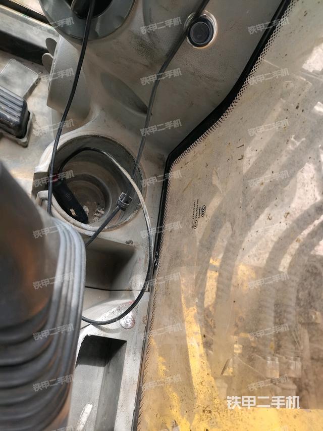 左后方玻璃角標（駕駛室部分）