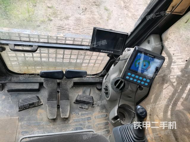 行走控制手柄和踏板?俯拍（駕駛室部分）