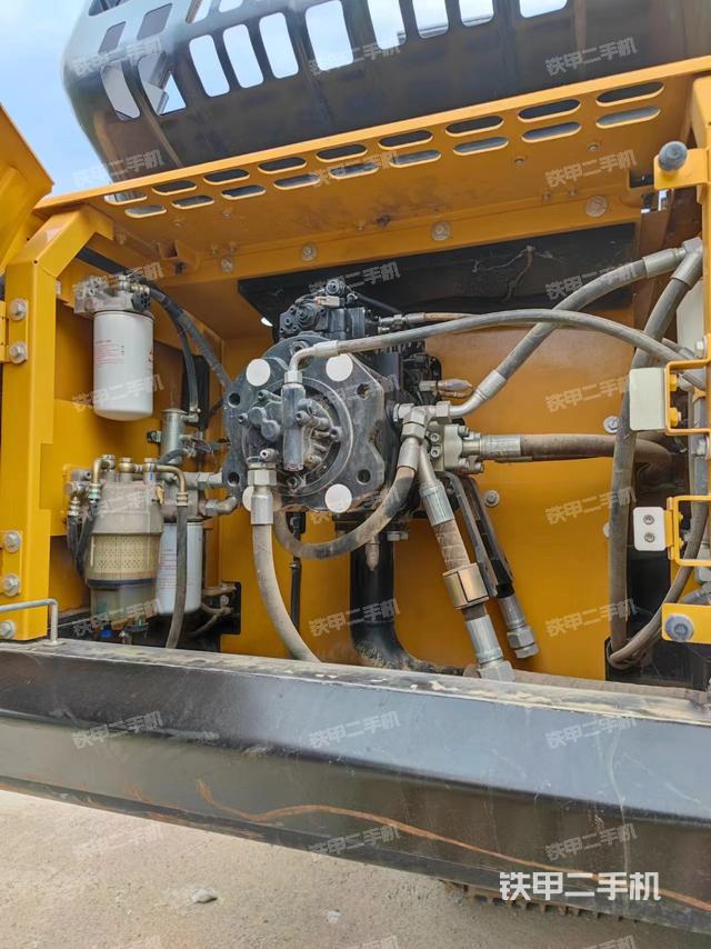 液压泵舱室正面整体（整机外观）