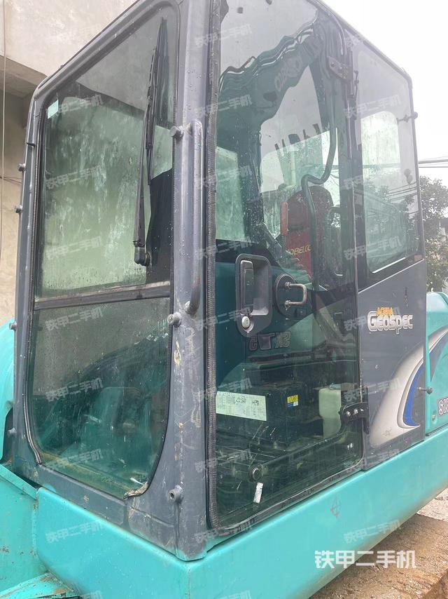 驾驶室顶部（整机外观）