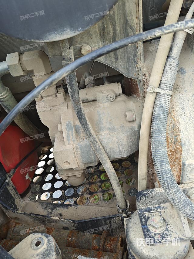 液压泵舱室正面整体（整机外观）