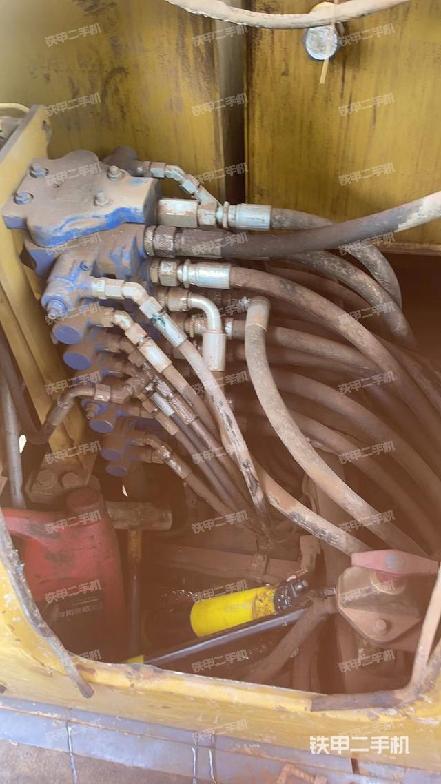 回转马达和主控阀（整机外观）