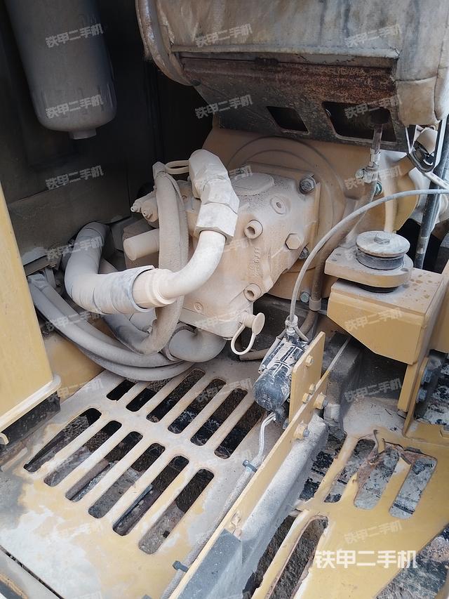 液压泵舱室正面整体（整机外观）