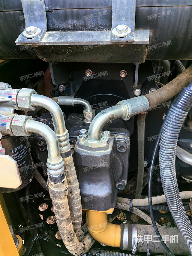 液压泵舱室正面整体（整机外观）