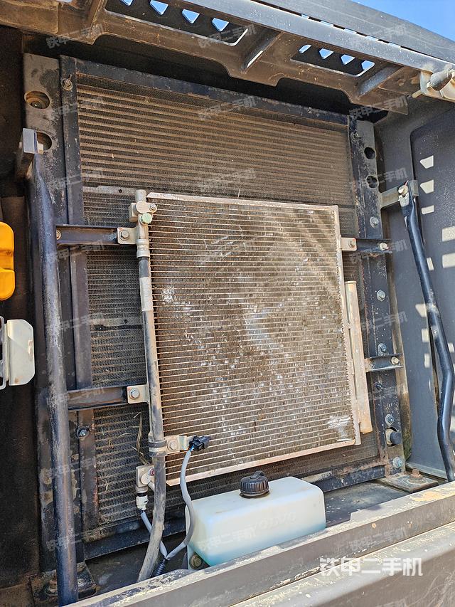 液压泵舱室正面整体（整机外观）