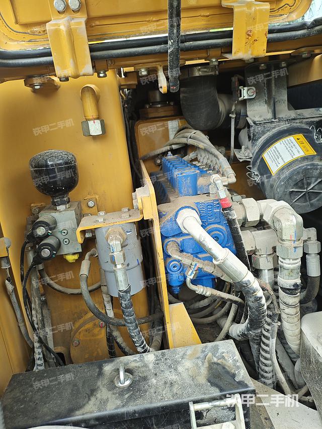 回转马达和主控阀（整机外观）